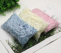 Papier déchiqueté en raphia de pulpe de bois écologique pour le remplissage de boîtes cadeaux, l'emballage artisanal et la décoration
