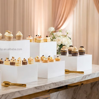 3. 	 Cube surélevé en acrylique transparent fait main pour la décoration de table de buffet de mariage