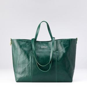 Bolso Tote <span class=keywords><strong>de</strong></span> Cuero Ligero Verde Oscuro con Logotipo Grabado en Relieve, Asa Doble y Forro <span class=keywords><strong>de</strong></span> Gamuza Suave - Product Image 1