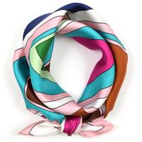 Écharpe carrée en soie personnalisée avec logo et design imprimés numériquement, style sportif pour une utilisation en extérieur en toutes saisons