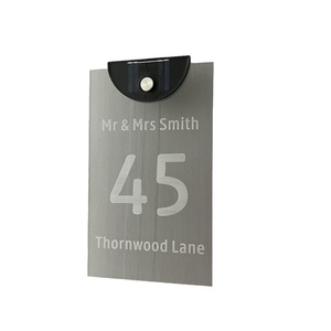 Numéros de maison extérieurs personnalisés, panneau solaire LED pour maison, plaque moderne d'adresse extérieure, nom de famille, numéro, logo imprimé pour maison - Product Image 1
