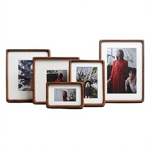 Cadre photo vertical artisanal en bois naturel éco-responsable Khadim Handicrafts, pour table, impression couleur unique, famille, mariage - Product Image 1