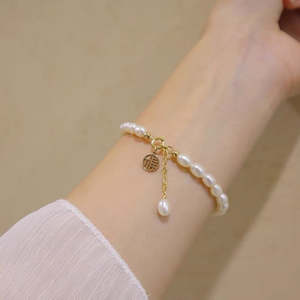 สร้อยข้อมือไข่มุกแท้ขนาดเล็ก 14K ชุบทอง ยี่ห้อเซียวฟู่ สำหรับผู้หญิง พร้อมจี้ห้อย - Product Image 6