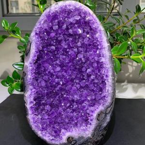 Vente en gros de grappe de géodes d'améthyste naturelle violet foncé du Brésil et d'Uruguay, 1-3 kg, cristal brut de guérison, ornement Feng Shui pour la prospérité - Product Image 1