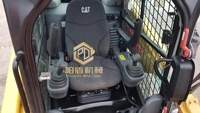 Chargeuse sur pneus CAT 246D d'occasion, moteur d'origine en bon état, peu d'heures de fonctionnement. Mini-chargeuse sur pneus Cat 246C