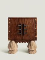 Élégant meuble bar en bois avec grain de bois texturé et accents de pompons raffinés pour un cabinet à vin élégant à la maison