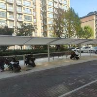 Structure de carport en membrane PVDF personnalisée, abri de stationnement extérieur imperméable pour parking