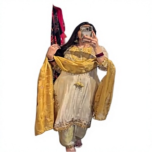Ensemble de costume prêt-à-porter de qualité supérieure en soie Ronald avec broderie et travail de sequins, accompagné d'un dupatta en dentelle - Product Image 1