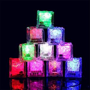 Capteur de liquide lumineux étanche à <span class=keywords><strong>LED</strong></span> <span class=keywords><strong>clignotante</strong></span> en forme de cube carré pour boissons, bar, fête, mariage, remise de diplôme, décorations de Thanksgiving - Product Image 1