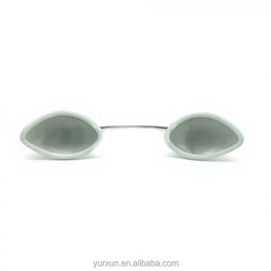 Lunettes de protection pour patients destinées aux traitements au laser, avec un design métallique élégant et une couverture spectrale complète - Product Image 2