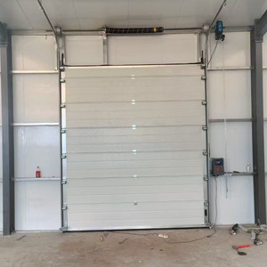 Porte sectionnelle industrielle en acier galvanisé à chaud, directement de l'usine, avec porte piétonne intégrée, certifiée CE, pour entrepôt - Product Image 2