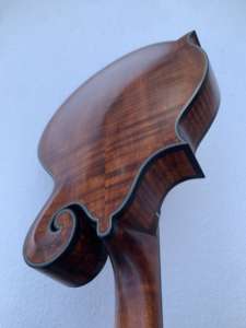 Mandolina de Lujo Personalizada MF5 Octave, Fondo y Lados de Arce Flameado Sólido, Puente y Diapasón de Ébano - Product Image 6