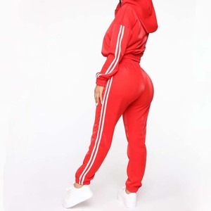 Tennis féminin glamour <span class=keywords><strong>Ensemble</strong></span> À Capuche et Cordon Jogger avec Deux Rayures - Product Image 3