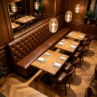 Ensemble de banquettes Chesterfield de luxe pour restaurant, canapé capitonné en cuir, table en bois et chaises