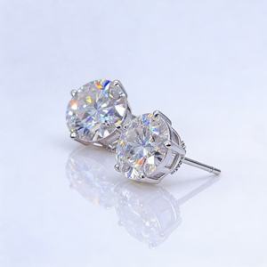 Boucles d'oreilles clous en argent sterling 925 au design classique, avec diamant moissanite certifié GRA et fermoir à vis - Product Image 3