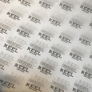 Papier de soie fin transparent personnalisé, papier d'emballage cadeau avec logo d'entreprise, rouleau de papier d'emballage pour vêtements - Product Image 1