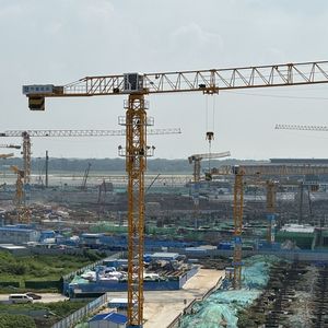 Grue à tour à plateau plat Dahan Qtz160-7013-8t, capacité de levage nominale de 8 tonnes, moment de levage de 160 tonnes. M Span 70m Hauteur maximale 200m pour nouvelle vente - Product Image 1