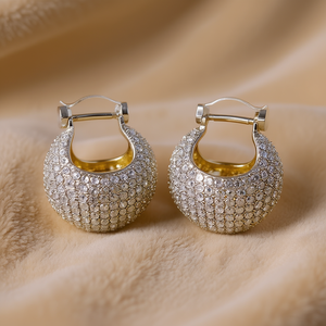 Boucles d'oreilles Huggie en or blanc E4228, forme de boule, cristaux de strass micro-incrustés, bijoux de luxe pour femmes, à porter au quotidien - Product Image 2