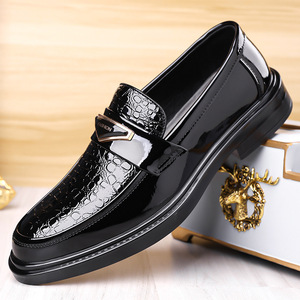 Mocasines de charol para hombre con punta en pico y estampado animal, zapatos de vestir para boda con suela de goma acolchada - Product Image 1