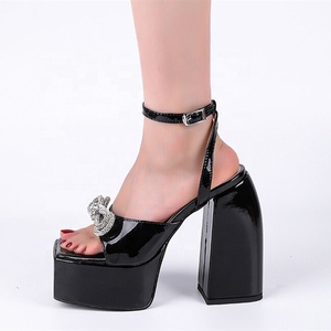 Zapatos de tacón alto con correa de hebilla y punta cuadrada abierta, de charol con lazo brillante, tacón grueso, plataforma sexy para exteriores - Product Image 5