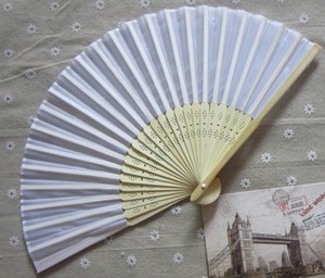 พัดมือพับได้ทำจากผ้าไหมเทียมสีดำ ลายไม้ไผ่ ของชำร่วยงานแต่งงาน ของขวัญงานเลี้ยงฉลองเด็กแรกเกิด พร้อมถุงของขวัญ - Product Image 2