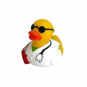 Production par lots personnalisé imprimé PVC <span class=keywords><strong>docteur</strong></span> en caoutchouc en forme de canard baignoire bain jouets avec motifs - Product Image 1