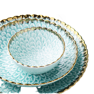 Vajilla de Cerámica de Lujo Estilo Nórdico, Juego de Platos de Porcelana con Relieve de Flores Azules y Detalles en Dorado, Disponible para Restaurantes - Product Image 1
