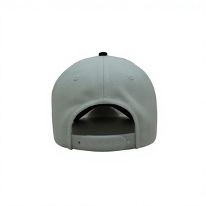 Casquette de baseball personnalisée en gros avec logo, 5 panneaux, profil moyen, visière pré-courbée, structurée avec logo brodé en 3D - Product Image 3