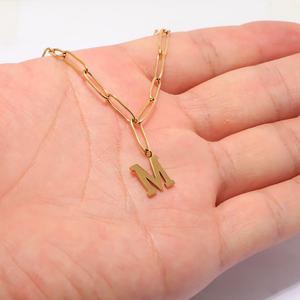 Nouveau Collier Femme en Acier Inoxydable Poli Miroir Anti-ternissement avec Pendentif Lettre Initiale M, Vente en Gros Personnalisée 2024 - Product Image 2