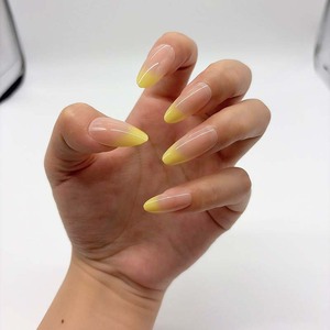 <span class=keywords><strong>Manicura</strong></span> <span class=keywords><strong>Francesa</strong></span> en Degradado <span class=keywords><strong>Amarillo</strong></span> Limón, Base Nude para un Diseño de Uñas en Forma de Almendra Fresco y Moderno que Favorece la Piel Clara - Product Image 3