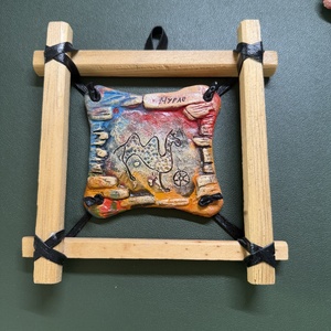 Decorazione Murale in Argilla con Petrogлиfici Fatti a Mano e Cornice in Legno: Talismano Antico per Manifestazione e Ornamento Sospeso per Purificazione Spirituale - Product Image 1