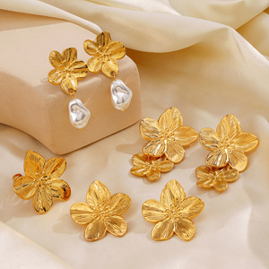 Boucles d'oreilles pendantes géométriques tendance en alliage d'acier inoxydable, style rétro français, avec perle et petit charme plaqué or 18 carats pour femme - Product Image 1