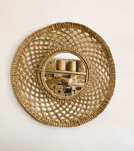 Miroir mural artisanal en jacinthe d'eau, 58 cm, grand format, tressé, motif floral soleil, miroir décoratif pour maison bohème - Product Image 1