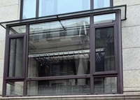 Fenêtre à battant en aluminium haut de gamme avec accessoires de quincaillerie de marque pour un fonctionnement fluide et une fonction de retrait facile des moustiquaires