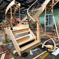 Escaliers de villa sur mesure tout-en-un, escaliers intérieurs droits et courbes en chêne rouge durable avec rampes en fer forgé