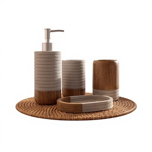 Ensemble d'accessoires de salle de bain en bois moderne avec distributeur de savon, porte-brosse à dents et support de rangement décoratif - Product Image 1