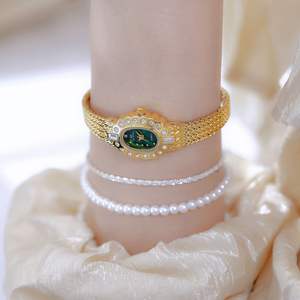 2025 nouvelle <span class=keywords><strong>montre</strong></span>-<span class=keywords><strong>bracelet</strong></span> en métal <span class=keywords><strong>Textile</strong></span> <span class=keywords><strong>bracelet</strong></span> incrusté de diamants médiéval Quartz <span class=keywords><strong>montre</strong></span> pour femme luxe haut de gamme accessoires à main - Product Image 5