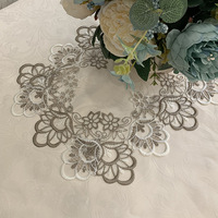 Nappe carrée et housses de chaise en polyester écologique, style américain, couleur unie, avec bordure en dentelle, résistantes à la chaleur, pour la salle à manger.
