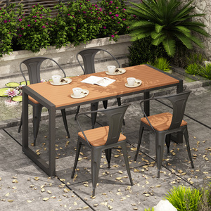 Set Tavolo e Sedie da Esterno per Patio, <span class=keywords><strong>Terrazzo</strong></span>, Giardino, Balcone - in Plastica Effetto Legno, Impermeabile, Resistente al Sole, per Parco, con Tavolo e Sedie in Ferro Battuto - Product Image 4