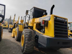 Chargeur sur pneus Komatsu WA380-3 d'occasion avec charge nominale de 5 tonnes, chargeur frontal avec composants de base, pompe de boîte de vitesses à roulement de moteur - Product Image 6