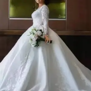2023 African elegant women wedding dress lace bridal gown with tail big long sleeve ball gown