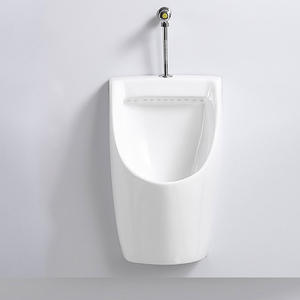 Toilettes pour hommes dans l'hôtel avec urinoirs muraux et urinoirs suspendus en céramique blanche simple - Product Image 3