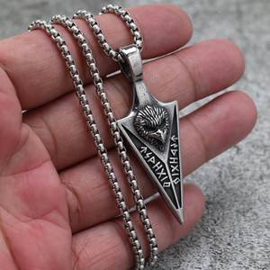 Colgante de flecha de acero inoxidable estilo nórdico vintage con texto rúnico, amuleto vikingo para hombre, regalo de joyería. - Product Image 3