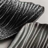 Assiettes à sashimi en céramique, texture ondulée, style rustique irrégulier, vaisselle japonaise pour servir le sushi, vente en gros pour restaurants et traiteurs