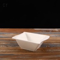 Vente en gros Vaisselle en céramique blanche Assiette à dîner rectangulaire irrégulière de haute qualité Service de table en céramique fine