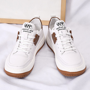 Zapatillas de deporte blancas de piel de vaca personalizadas para hombre, zapatos transpirables de una pieza a la moda con forro de malla de invierno con diseño de payaso de cabeza torcida - Product Image 1