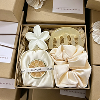 Ensemble de cadeaux de mariage éco-responsables et minimalistes personnalisés comprenant une bouteille isotherme, un peigne de massage, un masque pour les yeux, un cadeau de remerciement pour les invités