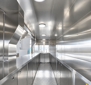 Carrello Rimorchio Mobile di Lusso Personalizzato Bianco per Catering con Vetrina Congelatore per Gelato Fresco in Piazza Storica Europea - Product Image 5