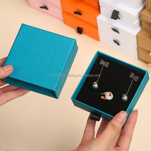 Toptan lüks kraft el işi kağıdı mücevher kutusu ile özel Logo kabartmalı ve UV kaplı küpe ve hediye paketleme için - Product Image 5