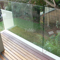 Support de balustrade moderne, polyvalent et élégant en acier inoxydable et verre pour escaliers, balcons, terrasses et garde-corps d'appartements